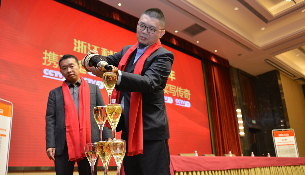 2016年科恩簽約央視